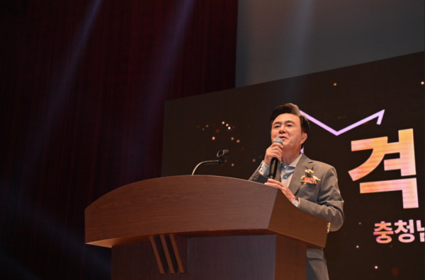 김태흠 충남지사는 8일 아산시 경찰인재개발원에서 열린 ‘제23회 충남 보육교직원 한마음대회’에 참석해 보육 교직원들을 격려하고 보육 일선 현장에서의 헌신에 감사를 전한 가운데, 김태흠 지사가 격려사를 하고 있다. / 충남도청 제공