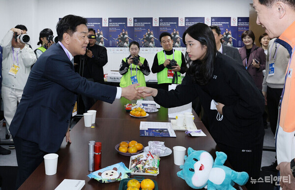 안세영 선수가 김관영 전북도지사와 악수를 나누고 있다. (2025 11 08) / 전북도 제공