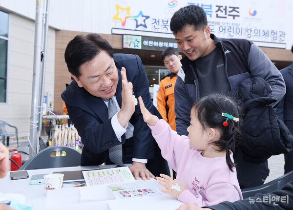 김관영 전북도지사가 한 아이와 인사를 나누고 있다. (2025 11 08) / 전북도 제공