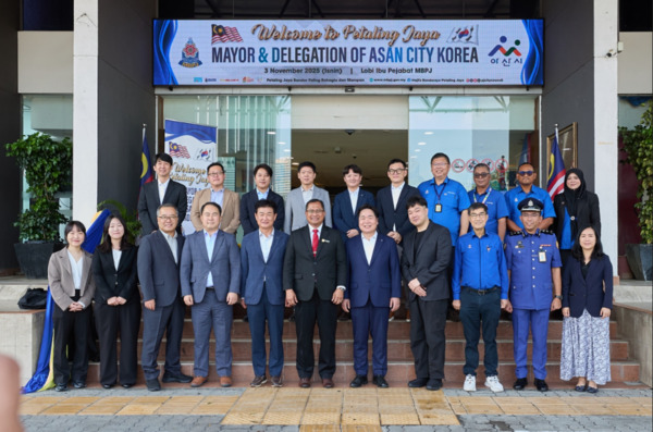 아산시 대표단은 지난 10월 30일부터 11월 7일까지 9일간 베트남, 말레이시아, 중국 등 3개국을 공식 방문하며 경제·농업 분야 상생 발전과 글로벌 협력 기반을 강화하는 성과를 거둔 가운데, 11월 3일 오세현 아산시장이 Mohamad Zahai Bin Hj Samingon 말레이시아 페탈링자야 시장과 페탈링자야 시청 방문 기념 촬영을 하고 있다. / 아산시청 제공