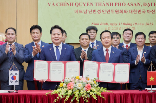 아산시 대표단은 지난 10월 30일부터 11월 7일까지 9일간 베트남, 말레이시아, 중국 등 3개국을 공식 방문하며 경제·농업 분야 상생 발전과 글로벌 협력 기반을 강화하는 성과를 거둔 가운데, 지난 10월 31일 오세현 아산시장이 베트남 닌빈성에서 계절근로자 파견 업무협약을 체결하고 있다. / 아산시청 제공