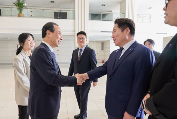 아산시 대표단은 지난 10월 30일부터 11월 7일까지 9일간 베트남, 말레이시아, 중국 등 3개국을 공식 방문하며 경제·농업 분야 상생 발전과 글로벌 협력 기반을 강화하는 성과를 거둔 가운데, 지난 11월 5일 오세현 아산시장(오른쪽)이 중국 동관시청을 방문해 뤼청시 중국 동관시장과 만나고 있다. / 아산시청 제공