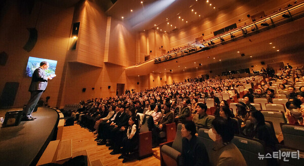 정헌율 익산시장이 ‘시정백서 시민보고회’에서 설명을 하고 있다. (2025 11 07) / 뉴스티앤티 조주연 기자