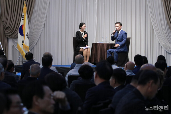 조민규 고창군의회 의장이 북토크를 하고 있다. (2025 11 09) / 뉴스티앤티 조주연 기자