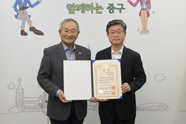 국민행복 IT경진대회에서 국무총리상을 수상한 권안도 씨(왼쪽)가 김길성 중구청장과 함께 기념촬영을 하고 있다. / 중구청 제공