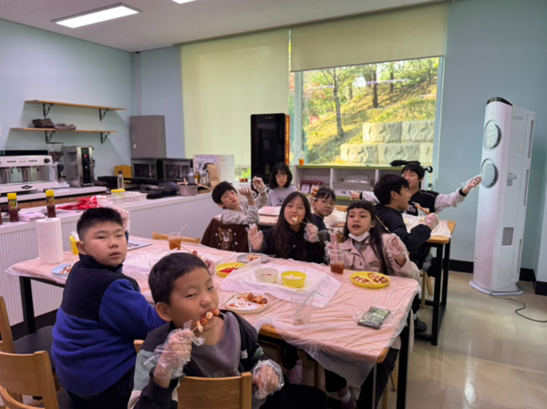 서산교육지원청은 10일 관내 유·초·중·고 특수학급 학생들의 잠재된 능력을 키우기 위해 '2025학년도 2학기 특수교육지원센터 실습실 체험프로그램' 운영을 활발히 진행하고 있다고 밝혔다. / 서산교육지원청 제공