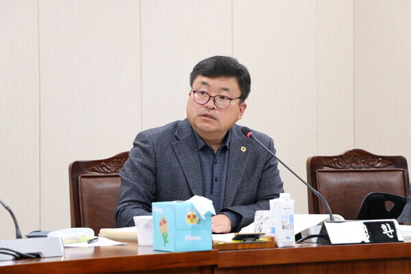전남도의회 모정환 의원(더불어민주당, 함평)은 인구청년이민국 행정사무감사에서 질의하고 있다./전남도의회 제공