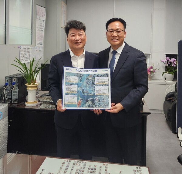 조석훈 목포시장 권한대행이 기재부 박창환 경제예산심의관을 만나 특별교부세 등 주요 현안사업을 건의했다./목포시 제공