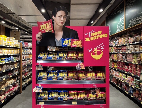 ​오뚜기 할랄 진라면 인도네시아 현지 대형마트 내 전용 매대)​