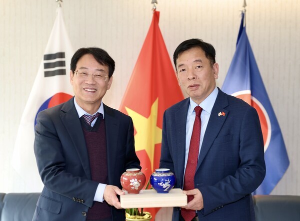 강진원 강진군수와 주한베트남 부호 대사가 지난 6일 면담을 갖고 교류협력에 대한 의지를 확인했다./강진군 제공