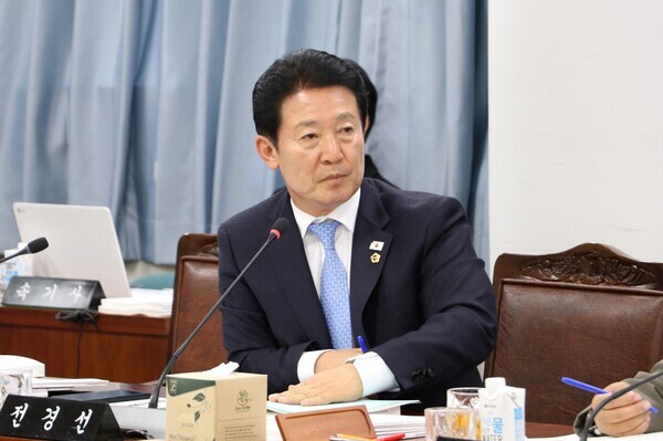 기획행정위원회 소관 행정사무감사에서 전경선 의원이 집행부를 향해 질의를 하고 있다./전남도의회 제공