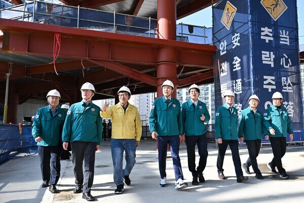 서울특별시의회 도시계획균형위원회 김길영 위원장을 비롯한 위원들이 서울아레나 건설 현장을 방문해 공사 진행 상황과 안전관리 실태를 점검하고 있다. / 서울특별시의회 제공