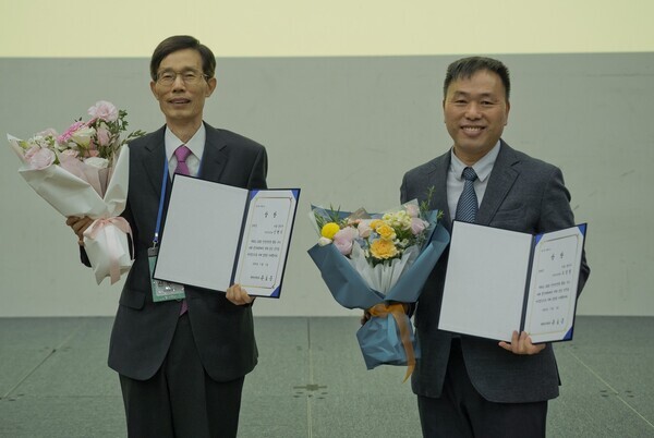 행정안전부 주관 ‘2025년 안전보안관 활동 우수사례 경진대회' 수상자 신현식(좌), 도성철(우) 안전보안관. / 광진구청 제공