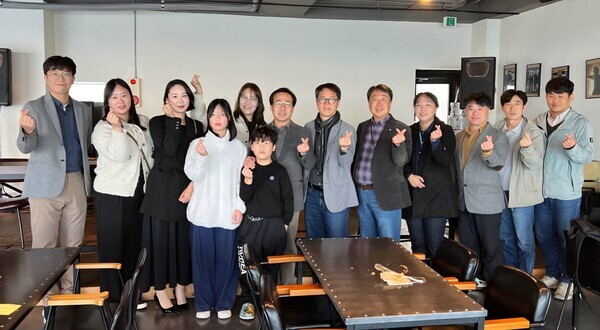 강삼영 전국교육자치혁신연대 상임대표(오른쪽 일곱번째)가 속초 문화 예술계 인사들과 간담회를 마친 뒤 기념촬영을 하고 있다. / 전국교육자치혁신연대 제공