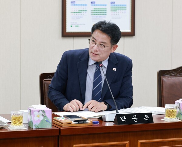 박문옥 전남도의회 의회운영위원장(더불어민주당·목포3)은 최근 열린 2025년도 여성가족정책관 행정사무감사에서 “포털을 이용할 때 청소년이 클릭 한 번이면 유해환경에 바로 노출되는 현실”이라며 전라남도의 적극적인 대응을 촉구했다./전남도의회 제공