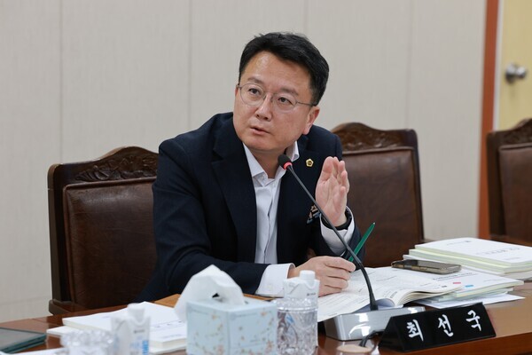 전남도의회 최선국 의원이 질의하고 있는 모습/전남도의회 제공