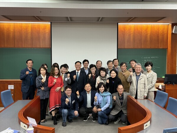 김대종 교수와 이두희 교수 베테랑 소사이어티 회원들이 파이팅하고 있다