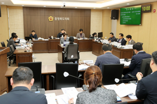 충북도의회 정책복지위원회는 10일 충북인재평생교육진흥원과 충북도립대학교·충북학사를 대상으로 2025년도 행정사무감사를 실시했다고 밝혔다. / 충북도의회 제공