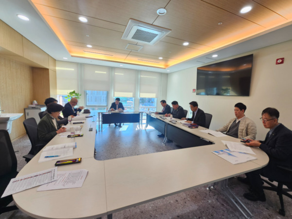 충북도의회 예산결산특별위원회는 10일 '충청북도 재정의 효율적인 배분방안'에 관한 중간보고회를 개최했다고 밝혔다. / 충북도의회 제공