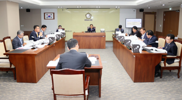 충남도의회 건설소방위원회는 10일 제362회 정례회 제1차 회의를 개최하여 건축도시국과 균형발전국 소관 2025년 행정사무감사를 실시하고, 지역 균형발전 추진 성과와 도시 현안사업 전반을 점검했다고 밝혔다. / 충남도의회 제공