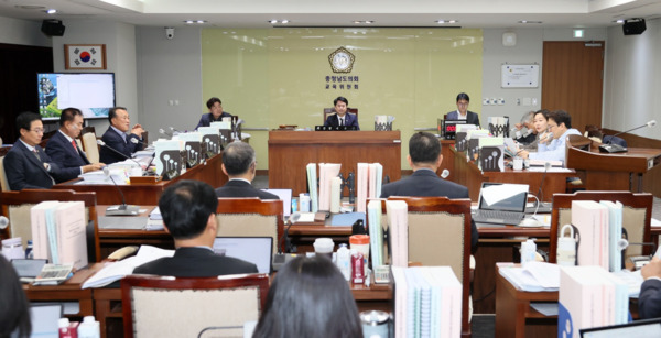 충남도의회 교육위원회는 10일 충남도 천안·아산교육지원청을 대상으로 2025년도 행정사무감사를 실시하고, 학생 안전 확보와 교육 현장 개선 방안을 중점적으로 논의했다고 밝혔다. / 충남도의회 제공