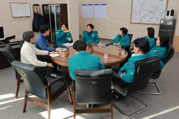 증평군의회는 10일 한국수자원공사를 방문하여 지난 8월 증평군을 덮친 대규모 단수 사태와 관련하여 피해 군민에 대한 실질적 보상 이행과 송수관로 복선화 사업 구간 확대를 강력히 촉구했다고 밝혔다. / 증평군의회 제공