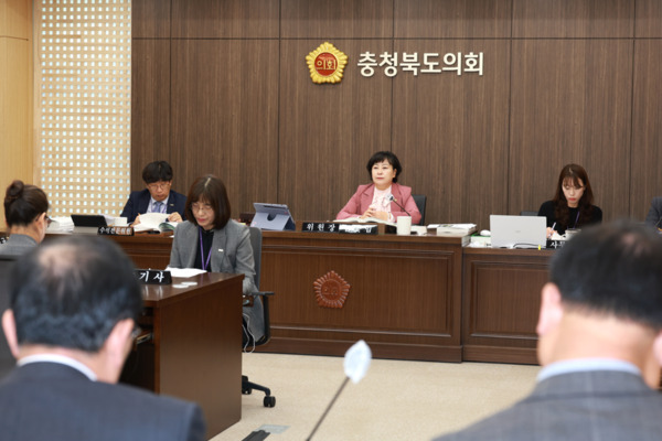 충북도의회 산업경제위원회는 지난 10일 제430회 정례회에서 농업기술원과 농정국에 대한 2025년도 행정사무감사를 실시했다고 밝혔다. / 충북도의회 제공