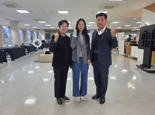 아산시의회 탄소중립특별위원회는 지난 6일 호서대학교 아산캠퍼스에서 열린 메이커스페이스사업단 주최 '피지컬 AI를 활용한 지역산업 혁신' 작품 전시회 및 경진대회에 참석한 가운데, 아산시의회 탄소중립특별위원회 김미영 위원장과 맹의석 부의장 그리고 김희영 의원이 화이팅을 외치고 있다(사진 왼쪽부터 아산시의회 탄소중립특별위원회 김미영 위원장, 김희영 의원, 맹의석 부의장). / 아산시의회 제공
