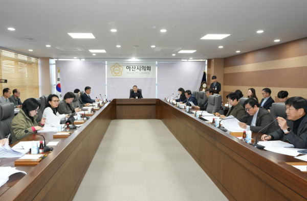 아산시의회는 10일 오전 10시 의회동 3층 다목적회의실에서 2025년 제5회 의원회의를 개최하고, 주요 현안업무 14건에 대해 부서별 보고와 질의·협의를 진행했다고 밝혔다. / 아산시의회 제공