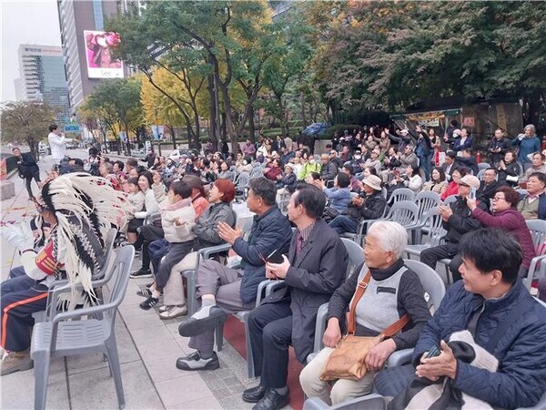 사진 =  제1회 용산구 K-트로트 페스티벌에서 인기가수 ‘원플러스원’이 관람석으로 찾아가 관람객과 함께 흥겨운 무대를 만들고 있다.