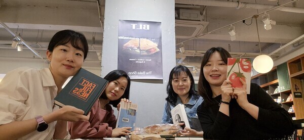 노원구청 소속 직원들이 독서동아리 모임에서 함께 책을 읽고 의견을 나누고 있다. / 노원구청 제공