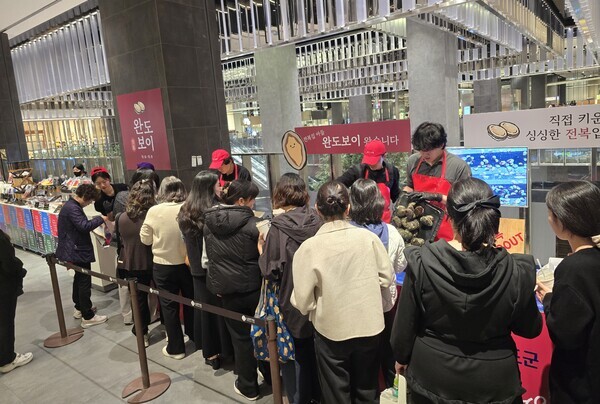 완도군이 롯데백화점에서 전복 판촉 행사을 하고 있다./완도군 제공