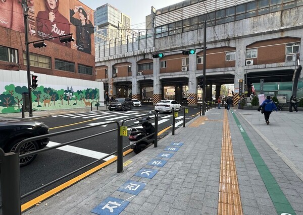 성수역 2번 출입구 앞 보도 개선 모습. / 성동구청 제공