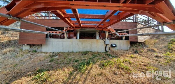 울산 대왕암 출렁다리 양 끝점 지지대 하부. 10m 깊이 콘크리트 구조물을 매립형으로 설치하고, 다시 암반층 30m에 영구 앵커리지를 매립해 안정성을 확보했다. / 뉴스티앤티