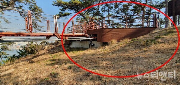 ​울산 대왕암 출렁다리 양 끝점 지지대 공사 모습 / 뉴스티앤티