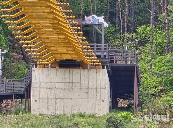 금산 월영산 출렁다리 서북쪽 끝단 교대부. 콘크리트 구조물이 돌출되어 빠루(지렛대) 형상을 하고 있다. / 뉴스티앤티