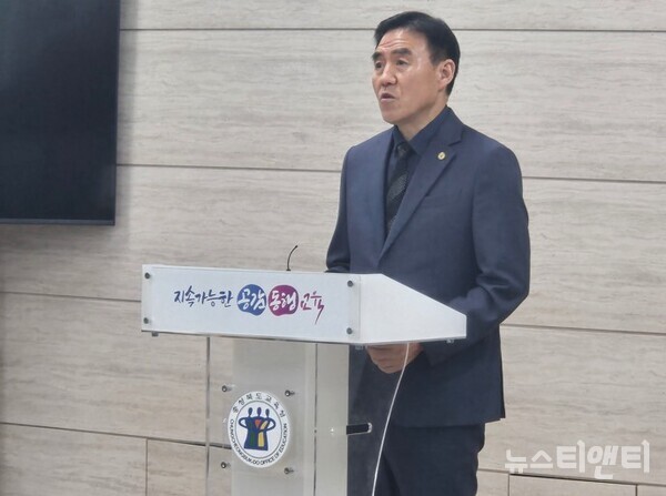 최동하 기획국장이 11일 2026년도 본예산안 편성 내용을 브리핑하고 있다. / 충청북도교육청 제공