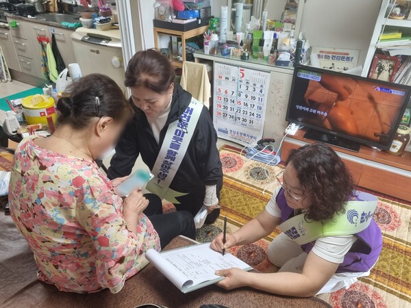 인천시 남동구 복지통장과 동 복지담당자가 50세 이상 1인 가구를 방문해 생활 실태를 확인하고 맞춤형 복지서비스 연계 상담을 진행하고 있다. / 남동구청 제공