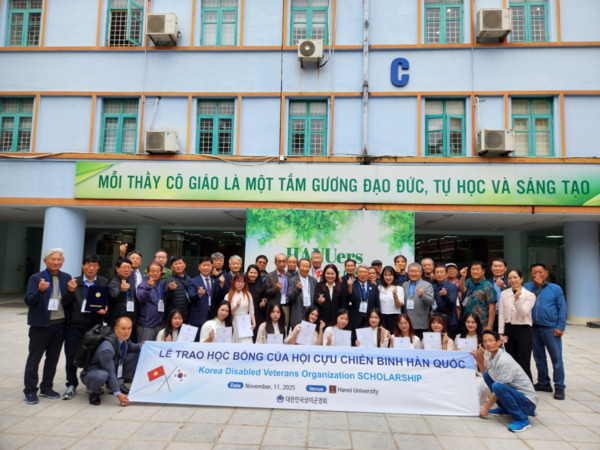 대한민국상이군경회 대표단과 하노이대학교 한국어학과 교수진 및 재학생들이 11일 베트남 하노이대학교에서 열린 '2025 한-베 우호교류행사' 장학금 전달식을 마친 뒤 교정에서 기념 촬영을 하고 있다. / 대한민국상이군경회 제공