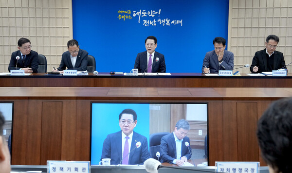 김영록 전라남도지사가 11일 도청 서재필실에서 실국장 정책회의를 주재하고 도정 현안을 논의하고 있다./전남도 제공