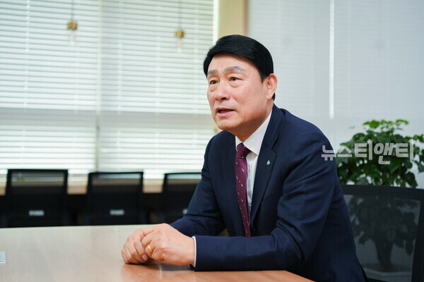 인터뷰 중인 송병억 수도권매립지관리공사 사장 / 뉴스티앤티