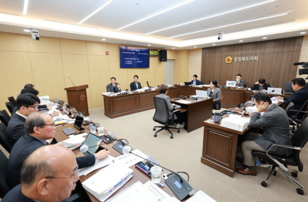 충북도의회 건설환경소방위원회는 11일 제430회 정례회 중 균형건설국과 환경산림국에 대한 2025년도 주요업무 추진상황을 보고 받고, 행정사무감사를 실시했다고 밝혔다. / 충북도의회 제공