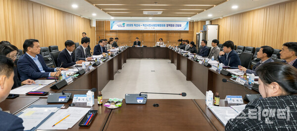 익산시가 익산시민사회단체협의회와 간담회를 갖고 있다. (2025 11 11) / 익산시 제공