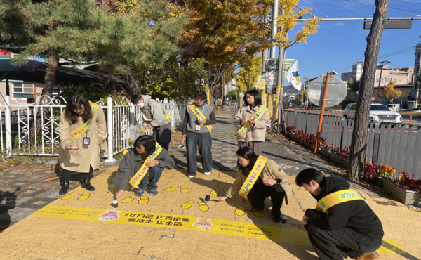 대전사회혁신센터는 11일 동구 가양동 소재 대전가양초등학교 주변에서 어린이들의 안전한 등하굣길 환경 조성을 위해 '꿈돌이·꿈순이 노란발자국'을 설치하고 교통안전 캠페인을 전개했다고 밝혔다. / 대전사회혁신센터 제공