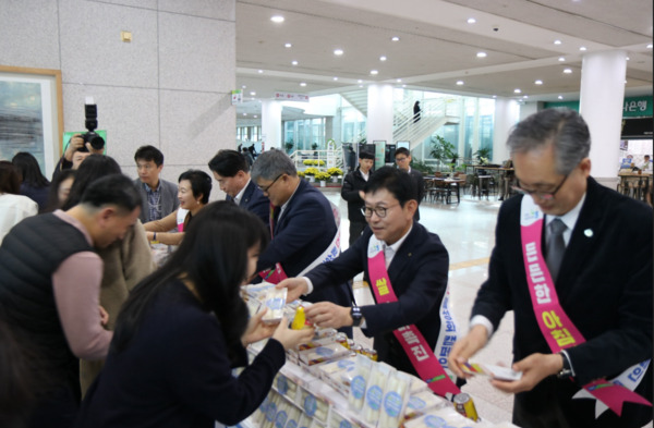 농협중앙회 대전본부는 11일 대전시청에서 우리 쌀로 만든 가래떡을 나눠주며, '가래떡데이 홍보 캠페인'을 전개한 가운데, 김영훈 본부장과 대전광역시 유득원 행정부시장 등이 출근길 시민들에게 가래떡을 나누어주고 있다. / 농협대전지역본부 제공