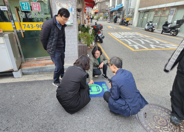 종로구의회는 지난 6일 이미자 의원이 명륜길 노면에 설치된 마을버스 정류소를 점검하고, 해당 구간을 운행하는 08번 마을버스의 운수회사를 방문해 현황을 청취하는 등 구민들의 편의를 위한 의정활동을 펼쳤다고 밝혔다. / 이미자 의원 제공