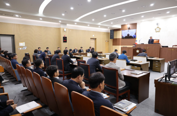 서천군의회는 지난 10일 제336회 임시회 제1차 본회의를 개회하고, 오는 14일까지 5일간 의사일정에 돌입한 가운데, 김경제 의장이 개회사를 하고 있다. / 서천군의회 제공