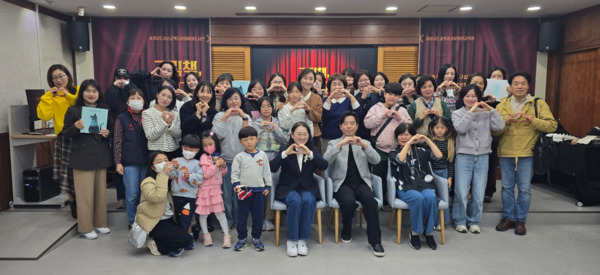 서산교육지원청해미도서관은 지난 10일 평생학습주간을 맞아 특별행사 '그림책, 공연이 되다'를 개최하여 도서관을 작은 공연장으로 바꿨다고 밝혔다. / 서산교육지원청 제공