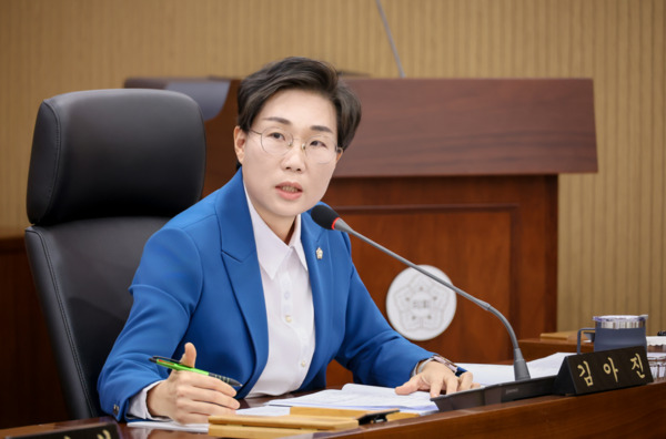 서천군의회는 11일 김아진 의원이 제366회 임시회에서 지난 6월 정례회 기간 실시된 2025년도 행정사무감사 지적사항에 대한 조치결과 보고를 받고, 각 부서별 추진상황과 향후 개선방향을 면밀히 점검했다고 밝혔다. / 김아진 부의장 제공