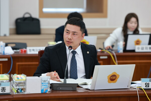 임형석 전남도의원이 11월 10일, 전남도교육청에서 열린 교육지원청에 대한 행정사무감사에서 질의하고 있다./전남도의회 제공